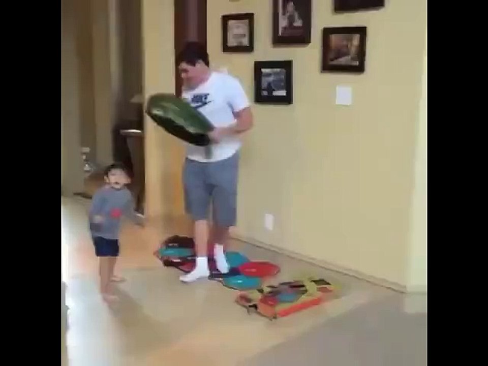 Il capture son fils pour rigoler