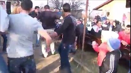 Köy Düğünü Coşturan Bulgar Kızı Kimse Gözlerini Alamadı