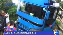 Akibat Ugal-ugalan, Mobil Tabrak Bus Rombongan Peziarah