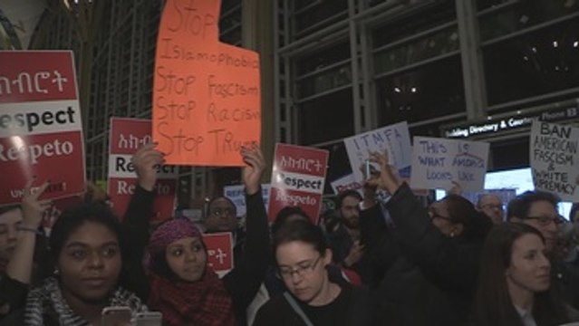 Movilización en el aeropuerto Ronald Reagan de Washington contra el veto a inmigrantes de Trump