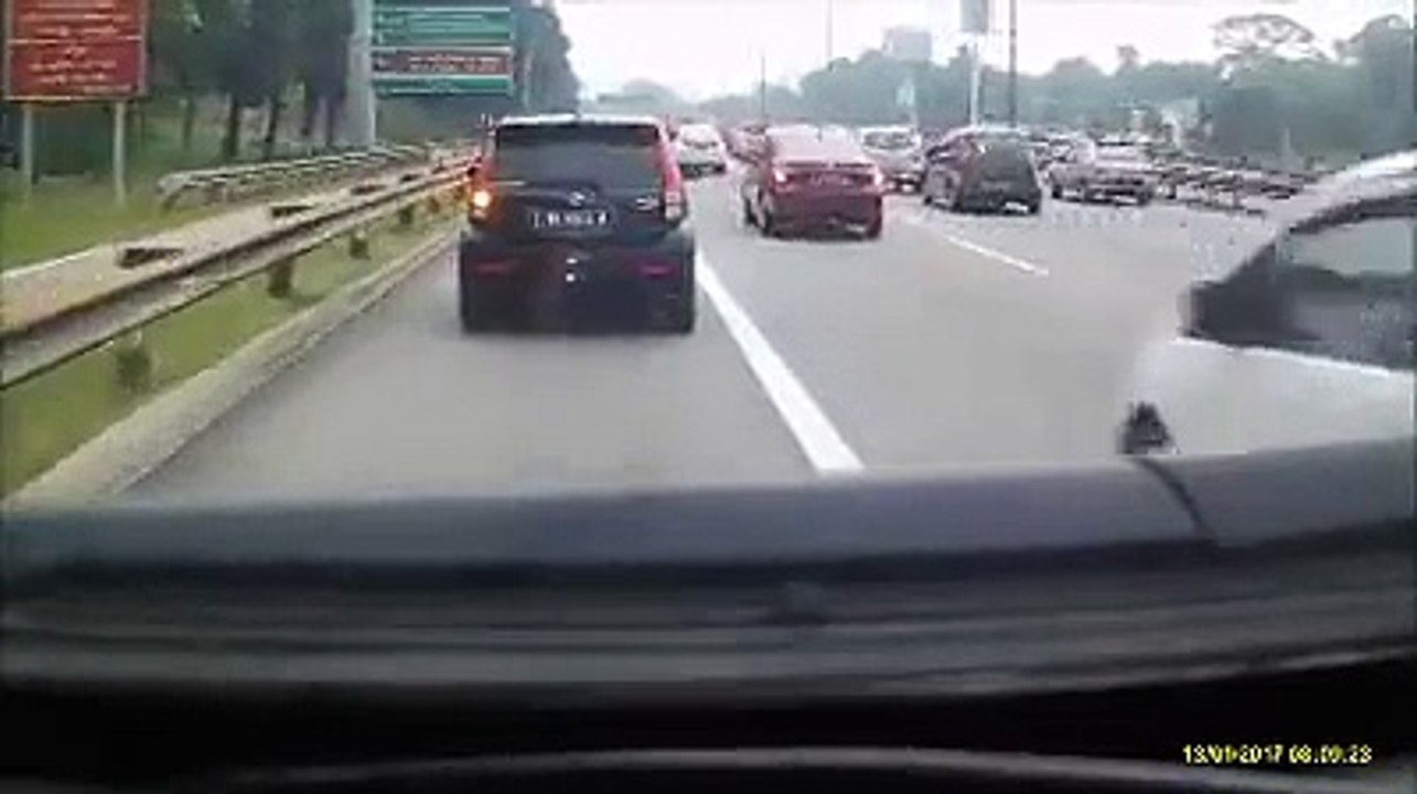 Myvi driver who blocked ambulance surrenders to cops