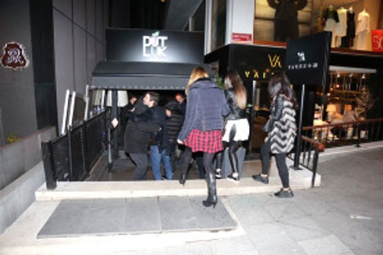 Ahmet Kural, Tek Girdiği Mekandan Üç Kadınla Çıktı