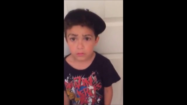 Il se rase les sourcils et sa maman le punit en lui en dessinant de nouveaux bien ridicules