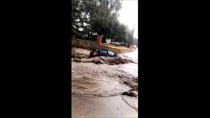 Cette femme voit sa voiture avalée par l'inondation