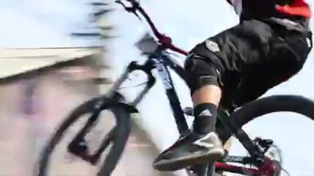 Les chutes de cette compétition de descente à VTT sont impressionnantes