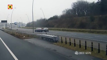 Un chauffard pousse délibérément une autre voiture dans le fossé (