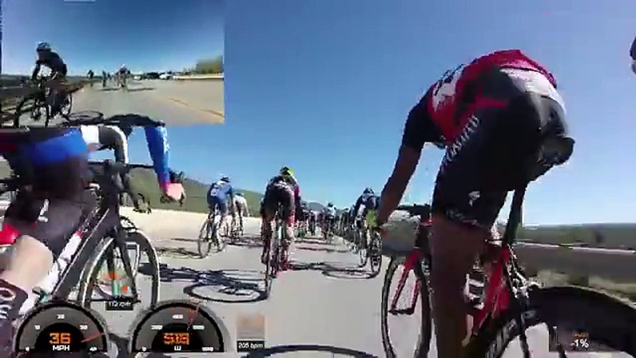 Ce cycliste fait une chute durant le sprint fin...