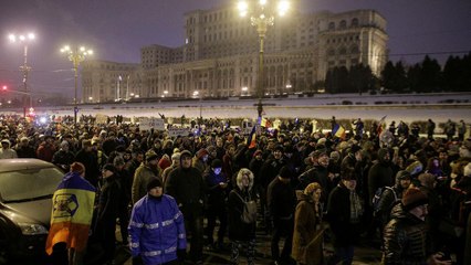 下载视频: Protestas multitudinarias en Rumanía para pedir la dimisión del Gobierno