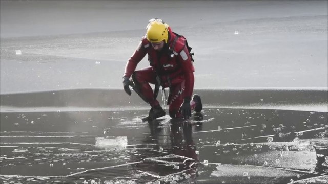 Des plongeurs pompiers s'entraînent dans la glace...