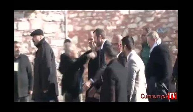 Eşinin cenazesinde MHP'li Saffet Sancaklı’nın zor anları