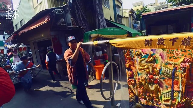 感受台灣濃濃過年味兒 敲鑼打鼓拜媽祖