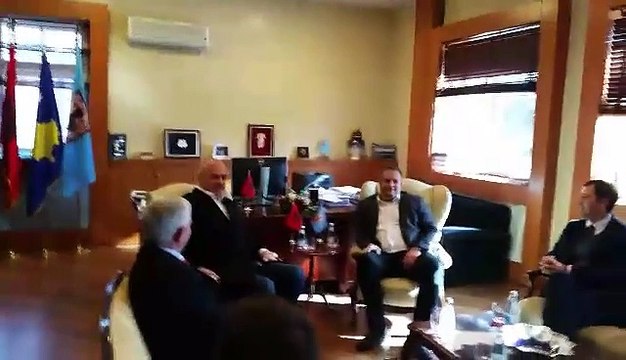 Edi Rama pritet nga Shpend Ahmeti