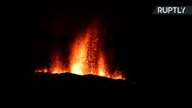 La lava de un volcán ilumina la noche