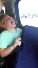 Une adolescente fond en larmes en recevant son premier fusil