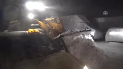 Tatvan'da Yüzlerce Kişi Donmaktan Kurtarıldı