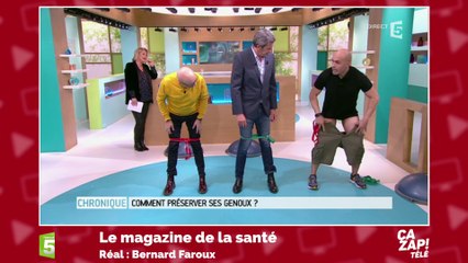 Il baisse son short pour une séance de sport !