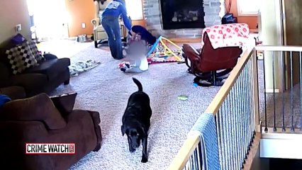 mulher trata mal bebé que esta a tomar conta