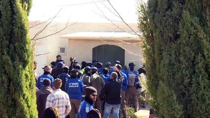 الشرطة الاسرائيلية تواصل اخلاء بؤرة عمونا الاستيطانية