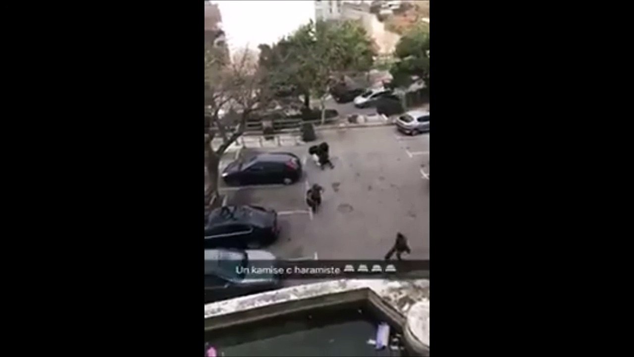 2 policiers marseillais déguisés avec un voile intégral viennent arreter un dealer