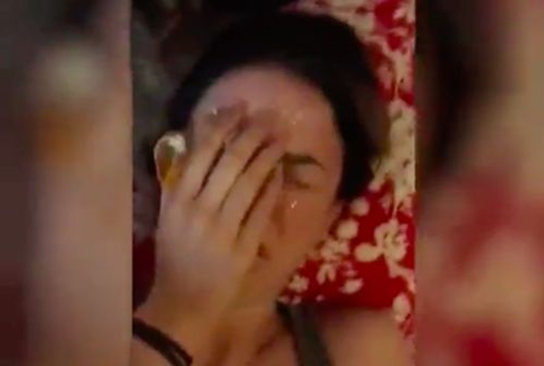 Deux jeunes filles se font des blagues plus drôles les unes que les autres !