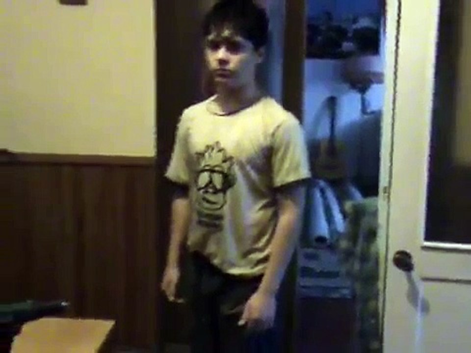 Сынок пришел домой в дрова