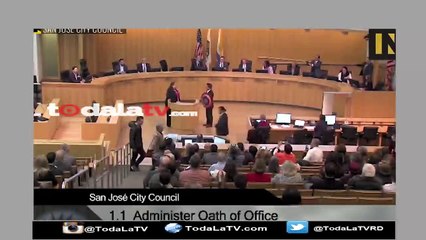 Concejal cambia la Biblia por el escudo del Capitán América en juramentación cargo-Video