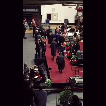 Un jeune homme fait un backflip à sa remises des diplômes !
