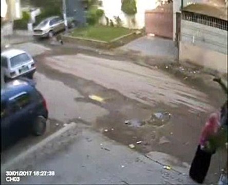 Snatching With A College Girl Openly On Street In Karachi Captured In CCTV !