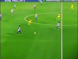 David Luiz "vole" un coup franc et marque