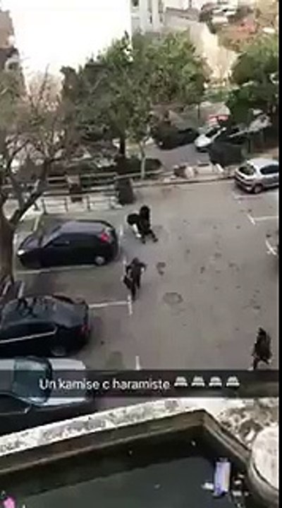 Deux policiers enfilent un kamis et un jilbab pour une interpellation