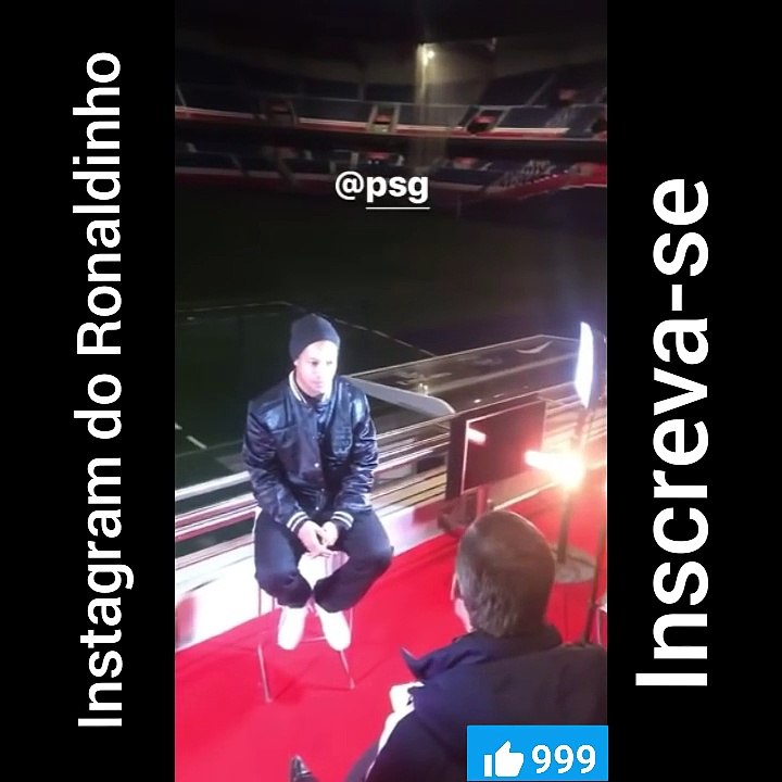 Ronaldinho se emociona ao retornar em estádio do PSG.