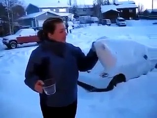 (Funny)Hot Water Turning To Snow. Горячая вода на лету превращается в снег. Смешное видео