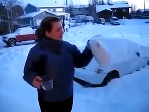 (Funny)Hot Water Turning To Snow. Горячая вода на лету превращается в снег. Смешное видео