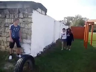 Напугал девчонок! Хохма!