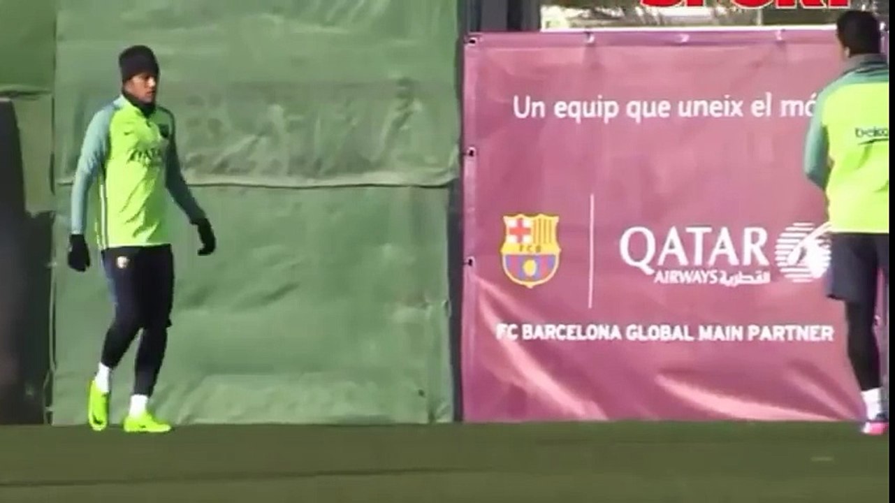 Suarez se irrita com Neymar após chegar atrasado no treino desta terça feira 31⁄01⁄17