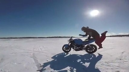 Une moto roule toute seule sur un lac gelé