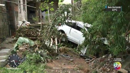 Estudantes de medicina tentam recuperar pertences levados por enxurrada