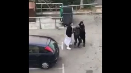 Deux policiers enfilent un kamis et un jilbab pour une interpellation