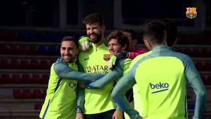 Parabéns?! Piqué ganha caneta de 'presente de aniversário' no Barcelona