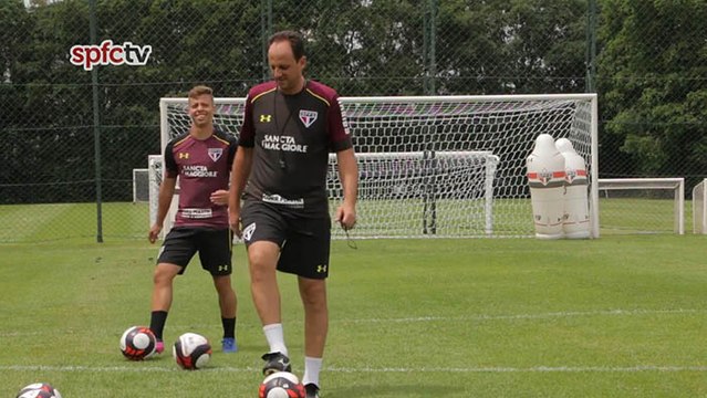 Lucas Fernandes encara o 'chefe' Rogério Ceni em desafio de faltas