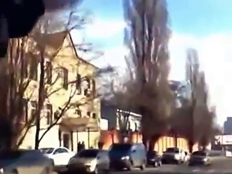 крутая девченка растреляла автомобиль
