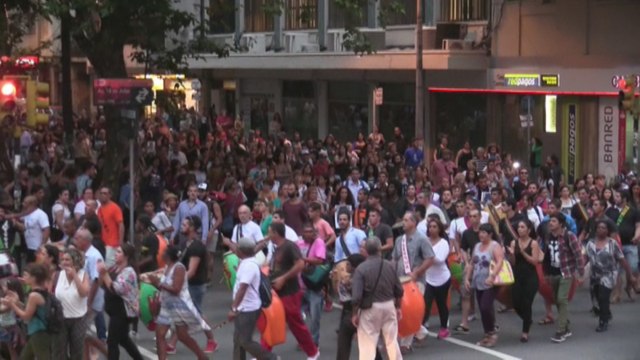 Miles de uruguayos se toman Montevideo en protesta por creciente ola de feminicidios