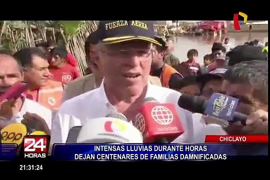 Presidente PPK llegó hasta zonas afectadas por inundaciones en Chiclayo