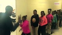 Her bir öğrencisiyle farklı şekilde tokalaşarak güne başlayan öğretmenin videosu sosyal medyayı salladı