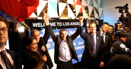 Trump'ın Yasağına Karşı ABD'ye İlk Dönüş Coşkuyla Karşılandı