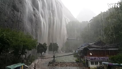 [영상] '집중 폭우' 마이산 기암절벽에 대형 폭포 등장 / YTN (Yes! Top News)