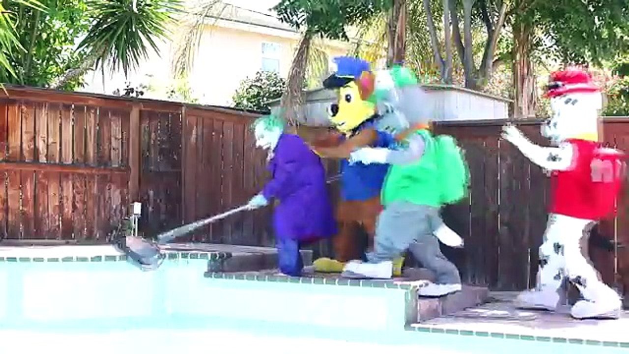 Is Princess Rapunzel Kissing The Joker? w/ Jealous Blue Spiderman & Venom in Real Life