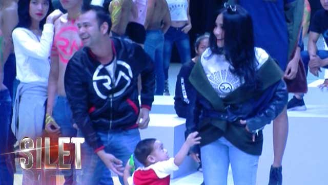 Raffi dan Gigi Tampil di Catwalk dengan Rafathar - Silet 03 Februari 2017
