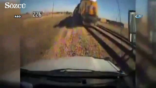 Yoldan çıkan otobüs trenle çarpıştı