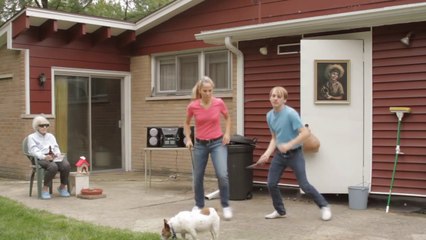 Cette nana danse avec une épée.. Pourquoi ?!?